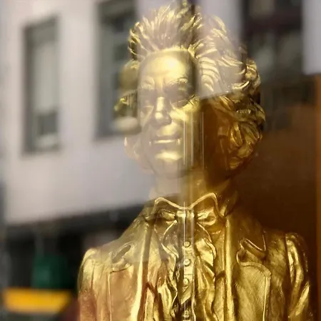 Beethoven Dreesen - Furnished By Boconcept Bona